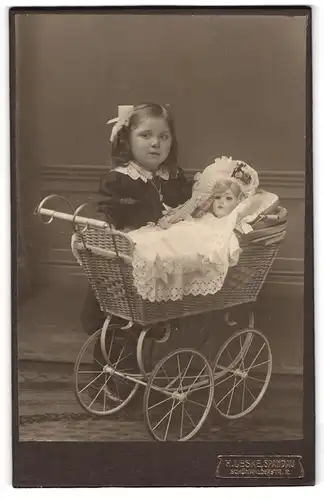 Fotografie H. Leske, Spandau, kleines Mädchen mit ihrer grosse Puppe im Puppenwagen