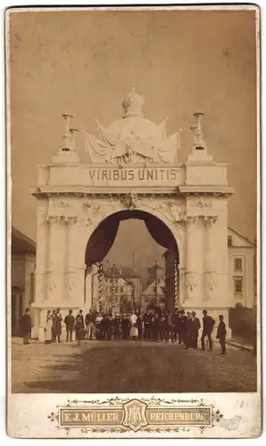 Fotografie E. J. Müller, Reichenberg, Ansicht Reichenberg-Liberec, Torbogen mit k.u.k. Wappen, Aufschrift Viribus Unitis