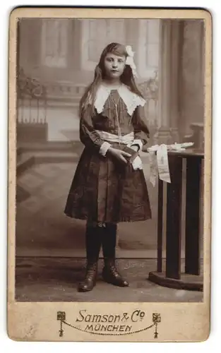 Fotografie Samson & Co., München, bayrisches Mädchen im Kleid mit Haarschleife zur Kommunion
