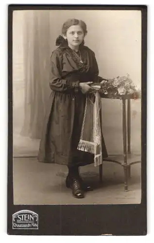 Fotografie F. Stein, Berlin, Mädchen im schwarzen Kleid zur Konfirmation