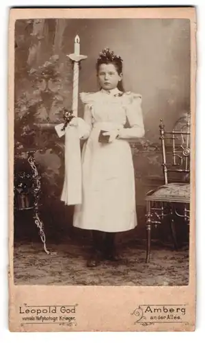 Fotografie Leopold God, Amberg, junges Mädchen zur Erstkommunion im weissen Kleid mit Kerze