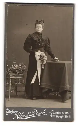 Fotografie Alfred Polack, Berlin-Schöneberg, junge Frau im schwarzen Kleid zur Kommunion