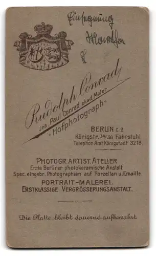 Fotografie Rudolph Conrad, Berlin, junges Mädchen zu Einsegnung im dunklen Kleid, Kommunion