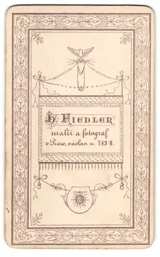 Fotografie H. Fiedler, Prag, vaclav u. 783, Anschrift des Ateliers auf einem Banner von Adler gehalten