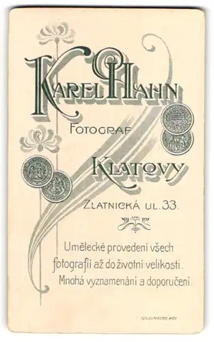 Fotografie Karel Hahn, Klatovy, Zlatnicka Ul. 33, florale Verzierung als Hintergrund für die Anschrift des Ateliers