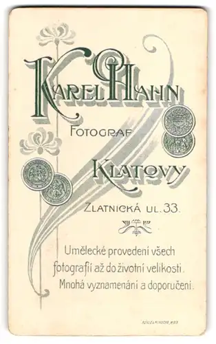 Fotografie Karel Hahn, Klatovy, Zlatnicka Ul. 33, Anschrift des Ateliers mit Münzen und floraler Verzierung
