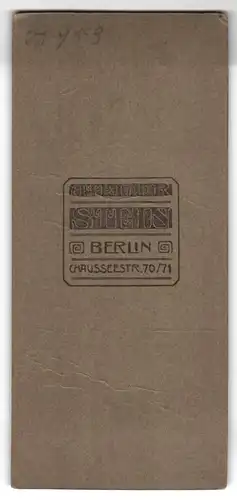 Fotografie F. Stein, Berlin, junger berliner Knabe im Anzug mit Bibel zur Kommunion