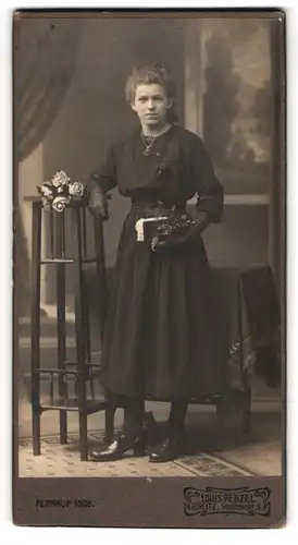 Fotografie Louis Penzel, Görlitz, Mädchen im schwarzen Kleid mit Handschuhen und Bibel zur Konfirmation