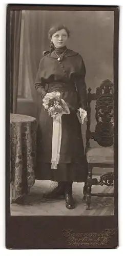 Fotografie Samson & Co., Berlin, Thurmstr. 16a, junge Frau im schwarzen Kleid zur Konfirmation