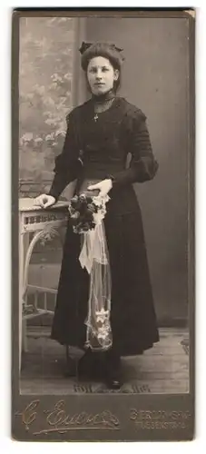 Fotografie C. Euen, Berlin, jung Frau im schwarzen Kleid mit Blumestrauss und Bibel, Konfirmation