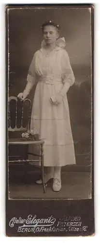 Fotografie Atelier Elegantz, Berlin, Mädchen im weissen Kleid mit Haarschmuck zur Kommunion