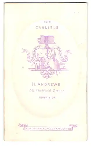 Fotografie H. Andrews, Carlisle, 46 Sheffield St., Plattenkamera auf Ständer, Malpalette und Chemikalien