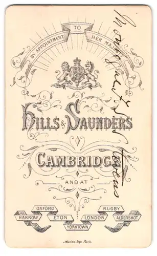 Fotografie Hills & Saunders, Cambridge, königliches Wappen Grossbritanniens über Anschrift des Ateliers