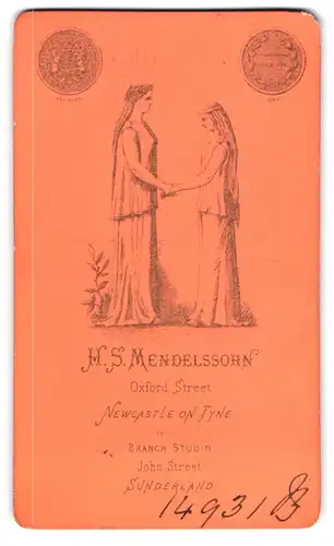 Fotografie H. S. Mendelssohn, Newcastle on Tyne, eine Heilige greift die Arme einer junge Frau