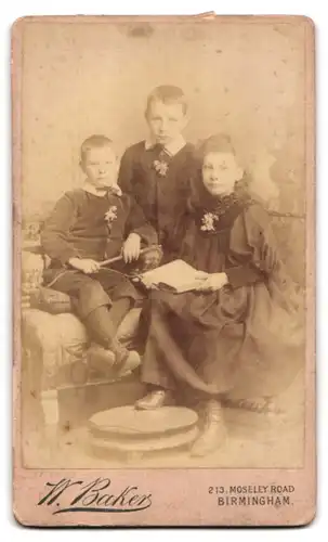 Fotografie W. Baker, Birmingham, 213 Moseley Road, Monogramm des Fotografen, zwei Frauen als Malerin an Staffelei