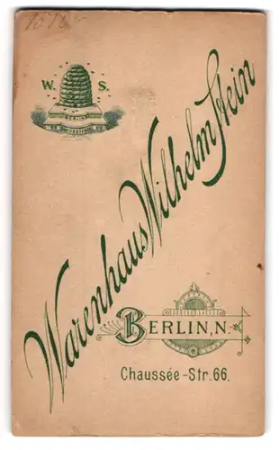 Fotografie Warenhaus Wilhelm Stein, Berlin, Chaussee-Str. 66, Bienenstock nebst Monogramm des Fotografen