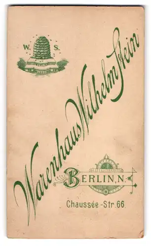 Fotografie Warenhaus Wilhelm Stein, Berlin, Chaussee-str. 66, Monogramm des Fotografen neben einem Bienenstock