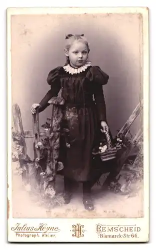 Fotografie Julius Heyne, Remscheid, Bismarck-Str. 66, Frau im Kleid mit Jugendstil Verzierung