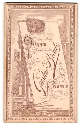 Fotografie Gustav Brade, Neubrandenburg, Plattenkamera mit Leinwand samt Aufschrift der Ateliers Adresse
