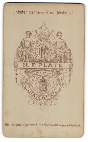 Fotografie H. F. Plate, Hamburg, Monogramm des Fotografen im Wappenschild