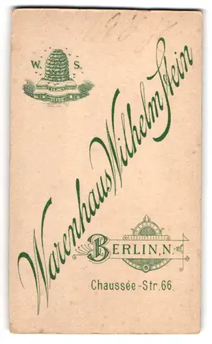 Fotografie Warenhaus Wilhelm Stein, Berlin, Chaussee-Str. 66, Bienenstock mit Monogramm des Fotografen