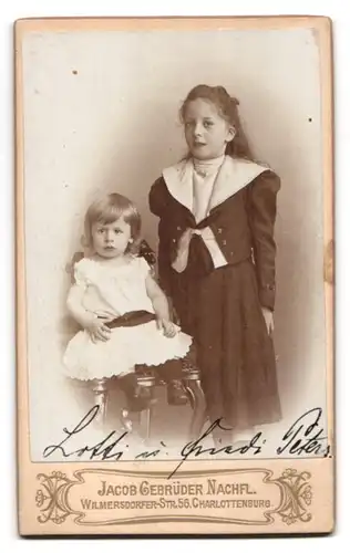 Fotografie Jacob Gebrüder Nachfl., Charlottenburg, junge Malerin malt ein Wandbild mit Blumen