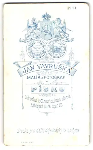 Fotografie Jan Vavruska, Pisek, Königliches Wappen mit Greifen und Löwe über Anschrift des Ateliers