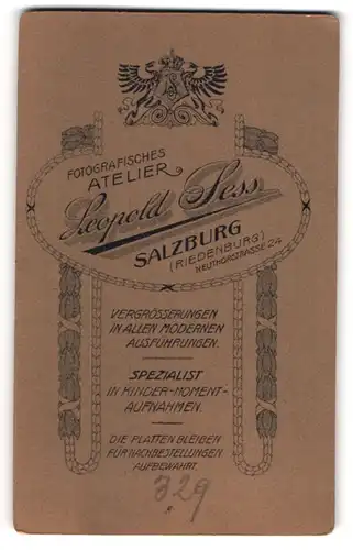 Fotografie Leopold Sess, Salzburg, Neuthorstr. 24, K.u.K. Wappen mit Monogramm des Fotografen über Anschrift des Atelier