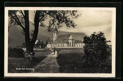 AK Kuchl, Eingangsstrasse mit Blick in den Ort, Kirche