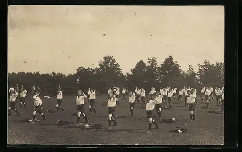 Foto-AK Turnergruppe auf einem Feld