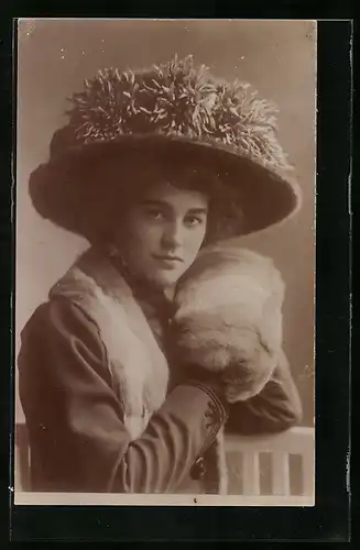 AK Junge Dame mit Hut, Pelz und Muff