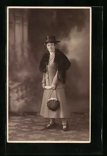 Foto-AK Bürgerliche Dame mit Hut und Pelz