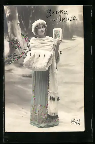 AK Junge Frau mit Pelzumhang und Mütze