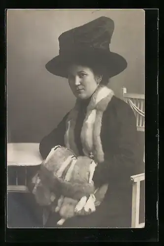 AK Bürgerliche Dame mit Hut, Pelz und Muff
