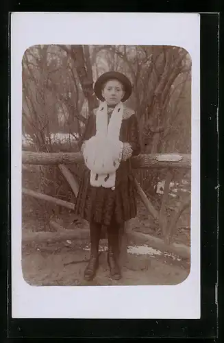 Foto-AK Junges Mädchen mit Pelz und Muff