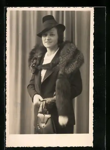 Foto-AK Bürgerliche Dame mit Pelz und Handtasche