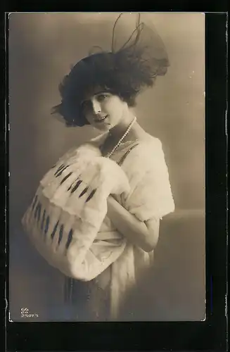 AK Junge Dame mit Hut und Muff