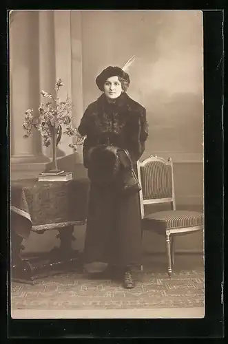 Foto-AK Bürgerliche Dame mit Pelz und Muff