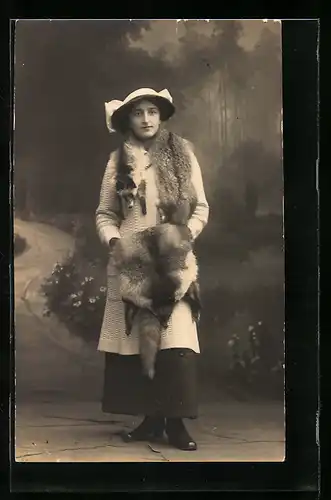 Foto-AK Junge Dame im Wollkleid mit Fuchspelz und Muff