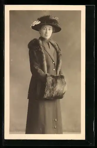 Foto-AK Junge Dame im Kostüm mit Pelz und Muff
