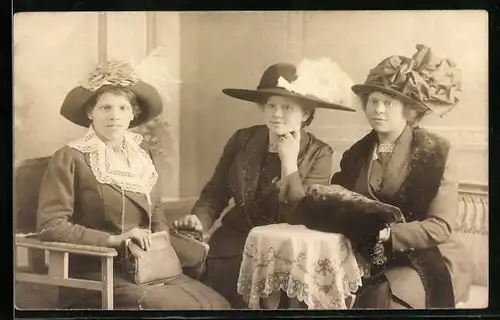 Foto-AK Bürgerliche Dame mit Pelzmuff und zwei Frauen am Tisch