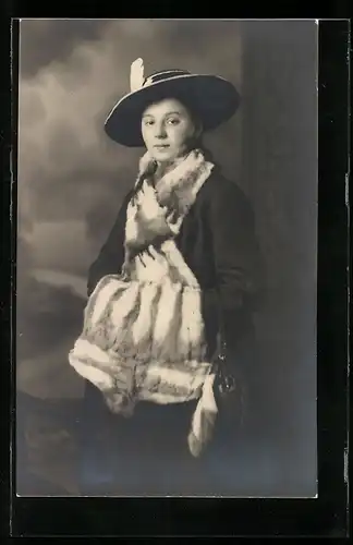 Foto-AK Junge Dame mit Hut und Pelzschal