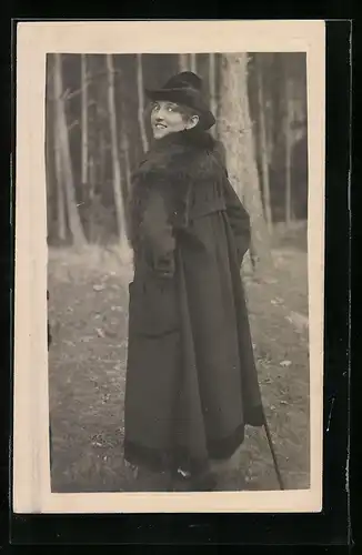 Foto-AK Junge Dame im Mantel mit Pelz