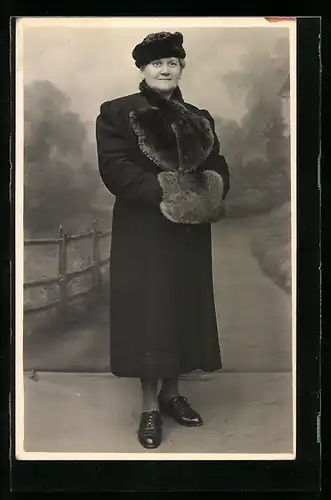 Foto-AK Bürgerliche Dame mit Pelz und Muff
