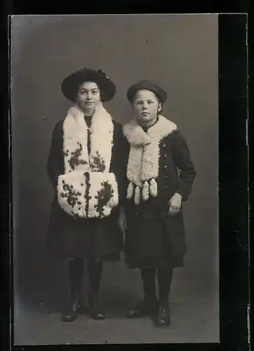 Foto-AK Zwei junge Mädchen mit Pelzschals und Muff
