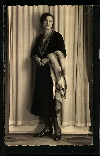 AK Attraktive Dame mit einem Pelz über dem Arm