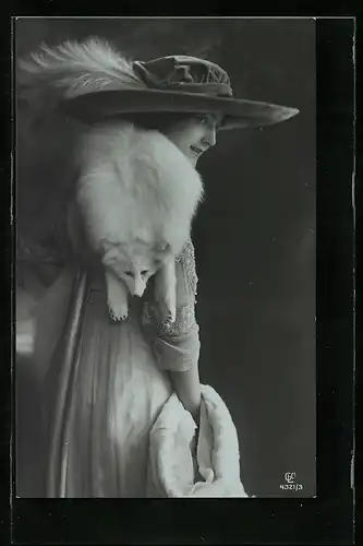 AK Elegante Dame mit grossem Hut und Pelz auf der Schulter