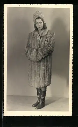 AK Frau mit Pelzmantel, Muff und Pelzmütze