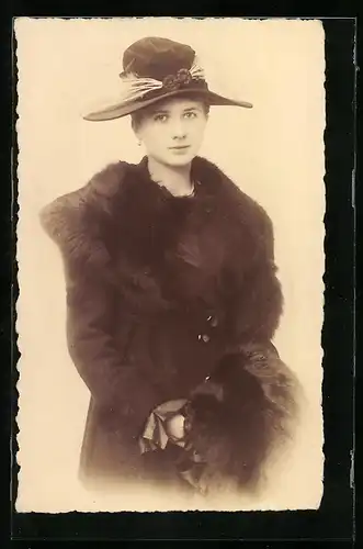 AK Hübsche elegante Dame mit Pelzkragen und Pelz in den Händen