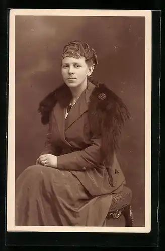 AK Junge Frau auf einem Hocker sitzend mit Pelzkragen